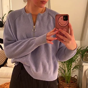 Stickad tröja - Stickad tröja från Carin Wester med liten dragkedja framtill. Så fin färg och väldigt skönt material. Storlek XS men passar mig med M-S lika bra. 