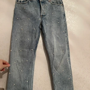 Jeans - Snygga jeans med pärlor från monki, använda 2 gånger storlek 27 pris 100kr 