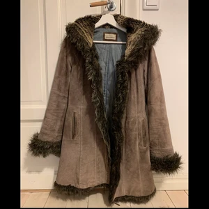 Vinterjacka päls  - Skitsnygg vinter/höstjacka med luva! Inte äkta päls 