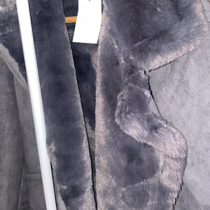 H&M - Helt ny grå pälsjacka. Alldrig använd lappen står fortfarande på den. Ska sälja eftersom har för många pälsjackor. Den är örversize så passar för både S /m