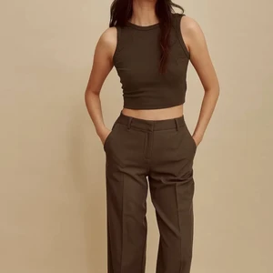 Kostymbyxor från nakd - Säljer dessa skitsnygga kostymbyxor från Amalie Stars kollektion med NA-KD i storlek 38 då jag även beställde i 36. de är slutsålda. Bud är fast och måste stå för köpet.