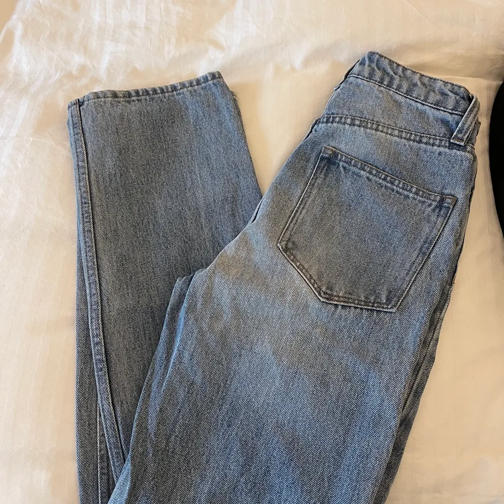 Strl 32 och längd 30, täcker fötterna precis (jag är 160) . Jeans & Byxor.