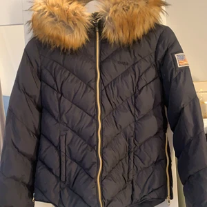 Vinterjacka - Vinterjacka från Svea använd 1 säsong. Dragkedjan kan krångla (se bild 3), men har inte varit något problem🤗 Avtagbar fuskpäls. Frakt tillkommer