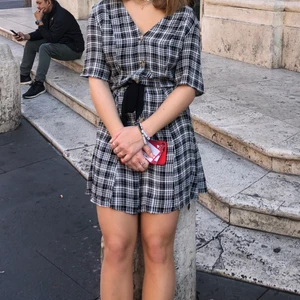 Monki klänning - Rutig fin klänning från monki. Använd ett fåtal gånger. Snöret i midjan ingår inte💓💓