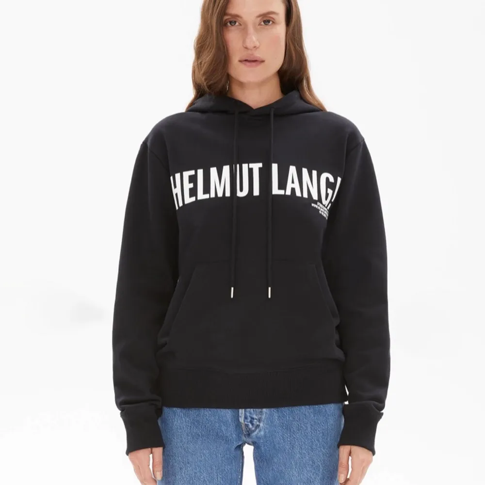 säljer min svarta Helmut Lang hoodie, för den kommer tyvärr inte till användning längre men är i nyskick, köpte den för runt 2500-3000 kr på NK i Göteborg. Skriv för diskussion kring pris eller fler bilder!☺️. Hoodies.