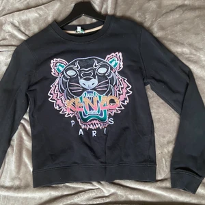 Kenzo tröja  - Köpt för 2 år sedan och använd några gånger, inga defekter på att den är använd förutom att den är tvättad ganska många gånger. Passar både S och M🤍🤍