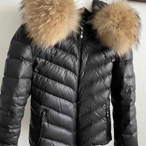 Hollies jacka  - Säljer nu min fina jacka från Hollies. Använd en vinter därav fortfarande väldigt fint skick! Tyvärr kommer den inte till användning längre✨ det är den korta modellen strl 34🤍