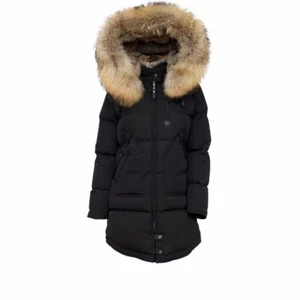 Cedrico Dam vinterjacka - Knappt använd. Köpt från hemsidan Miinto, för ca 7.995kr säljer för 3000-4000kr pris kan diskuteras. Använd kanske max 3 GÅNGER! Modellen på bilden är 170 cm. Är i bra sick. Jätte varm jacka, säljer den pga passar ej i modellen.