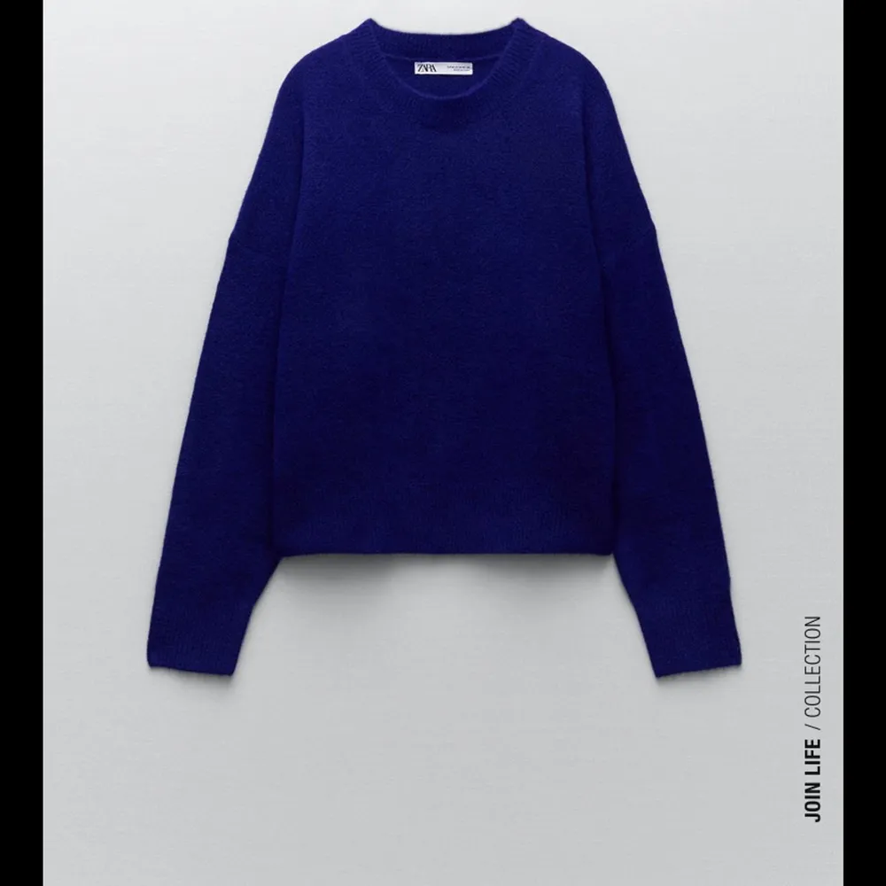 Säljer dena blåa tröja från Zara!🤩 Aldrig använd, lapp finns kvar! Köptes för 359kr. Budet börjar på 200, exklusive frakt. Startar budgivning om många är intresserade💕💕. Stickat.