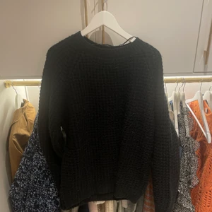 Svart stickad tröja - Säljer en helt vanlig svart stickad tröja med lite detaljer som fyrkantigt sickat, se bild nr 2. Nästan oanvänd och inköpt i höstas. 💓