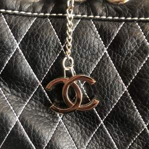 Intressekoll på superfin Chanel väska, köpt secondhand så kan inte garantera äkthet❤️