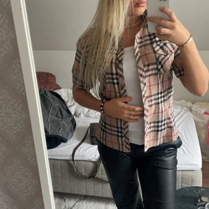 Burberry skjorta  - Säljer denna uuuur snygga burberry skjorta. Köpt i en facebook grupp. Skick 10/10. Säljer så den inte kommer till så mycket användning. Köpt för 2000kr. St S. Skriv till mig vid intresse 