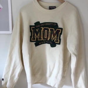Vit mom sweatshirt  - En väldigt snygg och bekväm sweatshirt köpt på en secondhand affär i Camden i London, bara använd ett fåtal gånger, så den har samma kvalité som när jag köpte den! 🥰