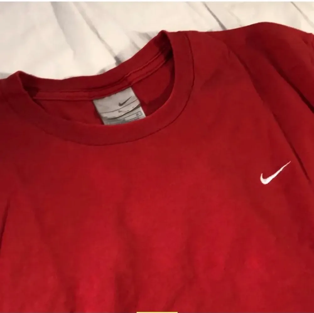 Cropped vintage Nike tröja i strl L men passar mig som är M eller som riktigt overzised på en S. Köpt här på Plick och Lånade bilder. Aldrig använd av mig men använd av förra ägaren dock fortf väldigt fint skick. T-shirts.