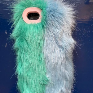 Iphoneskal - Säljer mitt ascoola skal med fuskpäls på, pga inte passar min mobil. Endast använd ett fåtal gånger. Passar iphone 7/8. 100kr ink frakt