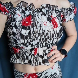 Superhäftigt SET - 🌹Set bestående av knälång kjol och smockad topp. Saknar märke och är ett tidigare secondhand fynd,  har likadant set i blått som jag använder oftare. Därför tycker att jag att detta förtjänar en ny ägare ✨ uppskattas stlk S-M. 🌹