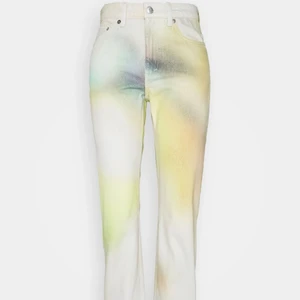 Weekday jeans - Supercoola jeans från weekday! Knappt använda så nästan i nyskick. Storlek 33 men små i storleken så passar en större M eller L💓