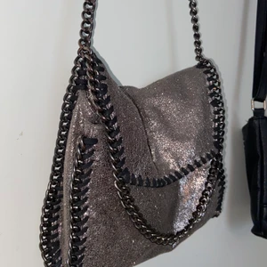 Stella McCartney likande väska - Säljer denna fina Stella McCartney liknande väskan⚡️ Supertrendig och i väldigt fint skick, rymlig! Är inte helt säker på om jag vill sälja men säljer om jag får ett bra bud💗 buda privat!