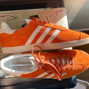 Min brors skor som han inte längre kan ha så jag passar på att sälja dem. Hur coola som helst, i toppskick och en lysande orange färg! Skorna är i mocka. 