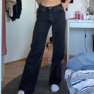 Svarta jeans - Jeans från Monki! Högmidjade och sitter som en smäck 😉💕Köpaeen står för frakten 💕 Storleken är 26, jag brukar ha S och de sitter super på mig! 
