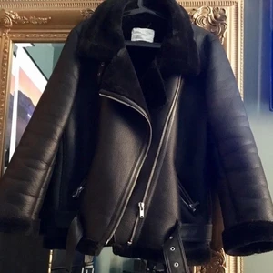 Pilotjacka Zara - !LÅNAD BILD! 🤍 säljer en pilotjacka/aviatorjacket i storlek xs men skulle säga passar xs-m. kan både fraktas och mötas upp. köptes för 999 kr. bilder skickas privat! pris kan diskuteras vid snabb affär.