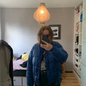 Superfin klarblå dunjacka! - Superfin klar blå dunjacka från Monki! Sitter lite boxigt. Möts upp i Stockholm eller frakta mot betalning. ! Superlitet håll i ena armen som man inte ser eller tänker på när man har på sig den. !  (postnord spårbart) 