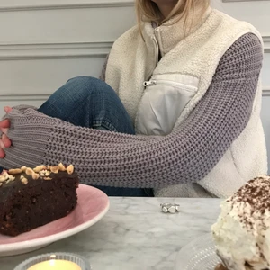 Teddy väst - Lägger ut min annons igen då köparen drog sig ur, bilderna är mina egna. Skriv för fler❤️ köp direkt för 450kr