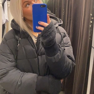 Vinter jacka - Säljer denna vinter jacka från monki!! Köpt förra året knappt använd bra skick!! Storlek S säljer för 350 + frakt💕💕