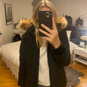 Svart svea jacka med päls - Säljer denna snygga jacka som är perfekt nu när det börjar bli kyligt och mörkt💙 Jackan är i från Svea och är i mycket bra skick. Nypris var 2000kr och säljer den nu för 800kr (priset kan diskuteras)🥰 Jackan har en luva med äkta päls på, både jackan och pälsen är i mycket bra skick.