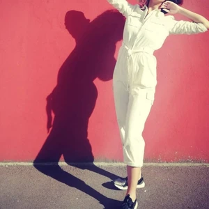 Vit jumpsuit - Jättefin vit jumpsuit. Har haft den på mig två gånger. I ny skick
