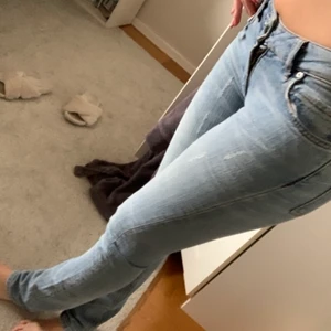 Acne jeans  - Ett par Acne jeans som är köpta från Sellpy. Det står att dem är i storlek 26/32, vilket är min storlek, men dem var aningen för små på mig. Dem är snarare 25/32, alternativt 24/32. Tajt passform upptill, raka/utsvängda nertill. Supersnygg low waist! Buda på! 