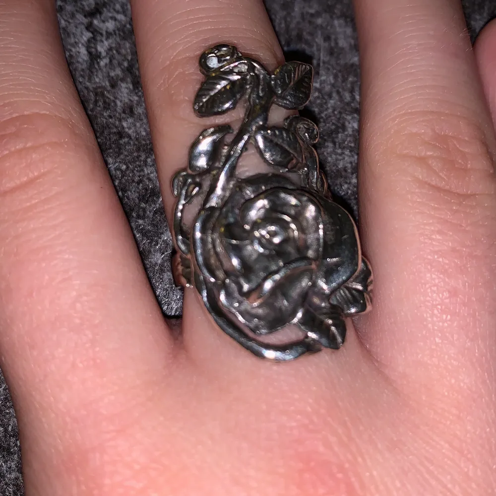 Hej. Säljer min äkta silver ros ring som är en egendesignad silver ring🌹 (sista bilden är lånad) Ringen har jag fått av min mamma då hon köpte den för några år sedan för 320kr och som jag nu säljer för 130kr inklusive frakt, pris kan diskuteras❤️ . Accessoarer.