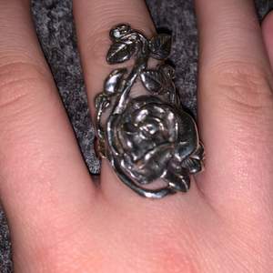 Hej. Säljer min äkta silver ros ring som är en egendesignad silver ring🌹 (sista bilden är lånad) Ringen har jag fått av min mamma då hon köpte den för några år sedan för 320kr och som jag nu säljer för 130kr inklusive frakt, pris kan diskuteras❤️ 