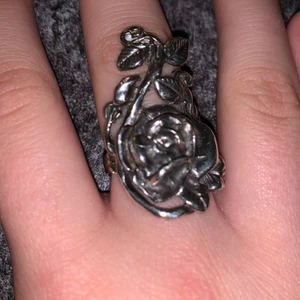 Äkta ring/ Skagenros - Hej. Säljer min äkta silver ros ring som är en egendesignad silver ring🌹 (sista bilden är lånad) Ringen har jag fått av min mamma då hon köpte den för några år sedan för 320kr och som jag nu säljer för 130kr inklusive frakt, pris kan diskuteras❤️ 