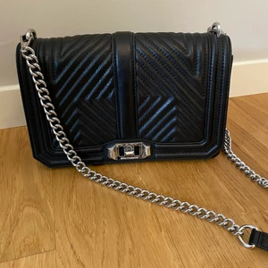Svart handväska från Rebecca Minkoff - Svart handväska från Rebecca Minkoff. Väskan är sparsamt andvänd och är i väldigt fint skick. Storlek 25x15. Köpt för 3700 kr och säljer för 1 000 kr.
