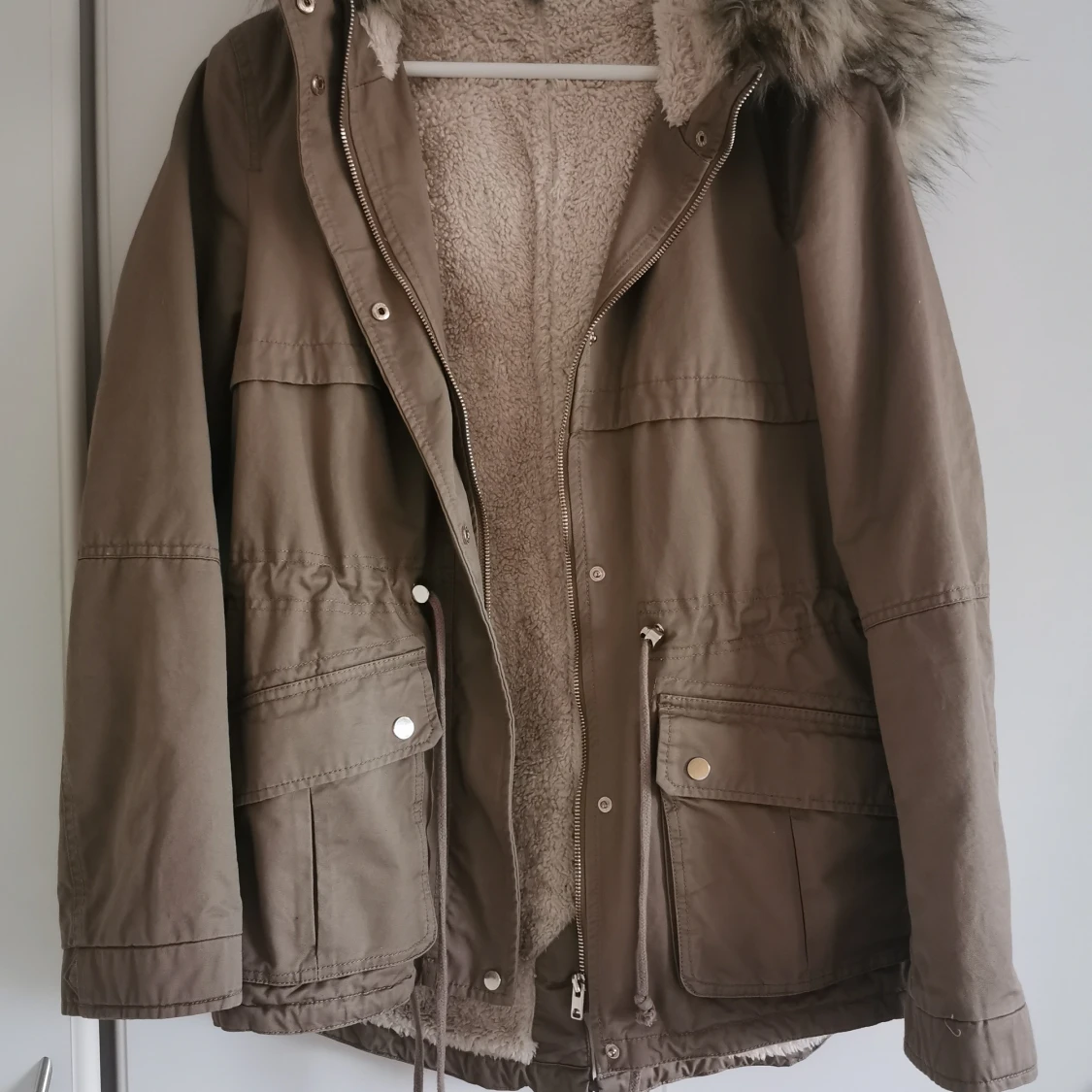 Jacka med pälskrage från H&M - 90