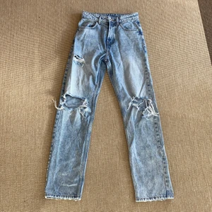 Collusion jeans - Jättefina unisex jeans med slitningar i strl w26, straight fit. Köpta på asos, märket är collusion. Säljer då de tyvärr har blivit för små och därför inte kommer till användning. Skicka meddelande vid frågor och funderingar:))