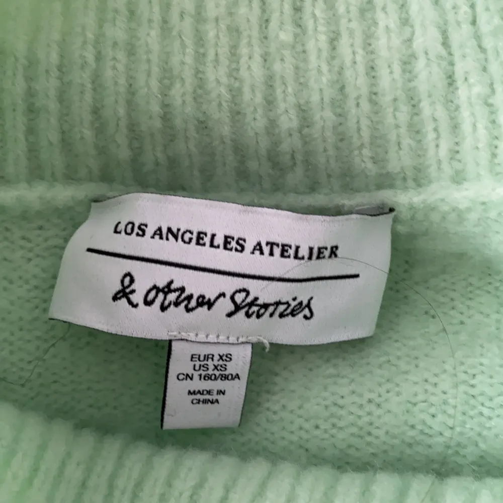 Säljer min superfina tröja från & other stories som är i en såå fin grön färg🥰 Jätteskön och köpt för ca 500kr och helt slutsåld, säljer för 150✨. Tröjor & Koftor.