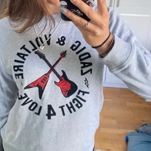 Zadig tröja! - Säljer denna jättefina och coola Zadig Voltaire tröja! Köpt här på Plick och jättefint skick!💗lånade bilder! Köp direkt för 700 kr