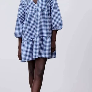 Rutig zara klänning - Högsta bud: 420kr!! Säljer min gingham rutiga zara klänning i XS då den inte kommer till användning så mycket! Den är köpt i sommras och endast använd 1 gång. Så fint sick!!💕 skriv priv för mer bilder. Kan mötas i upp i Stockholm eller sicka spårbart!!
