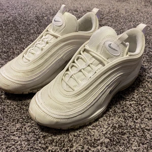 Nike airmax 97 - Nike airmax 97! Köpt på footlocker, (skorna är vitare i värkligheten!!) knappt använda!! 600kr +frakt. 