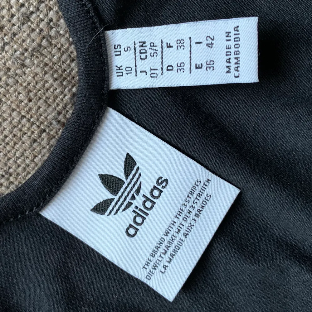 En svart bodysuit från Adidas i storlek S. Använd två gånger. Du står för frakten, och om du vill ha den skickad i en S-påse från postnord (45kr) utan spårning så funkar det också.. Toppar.