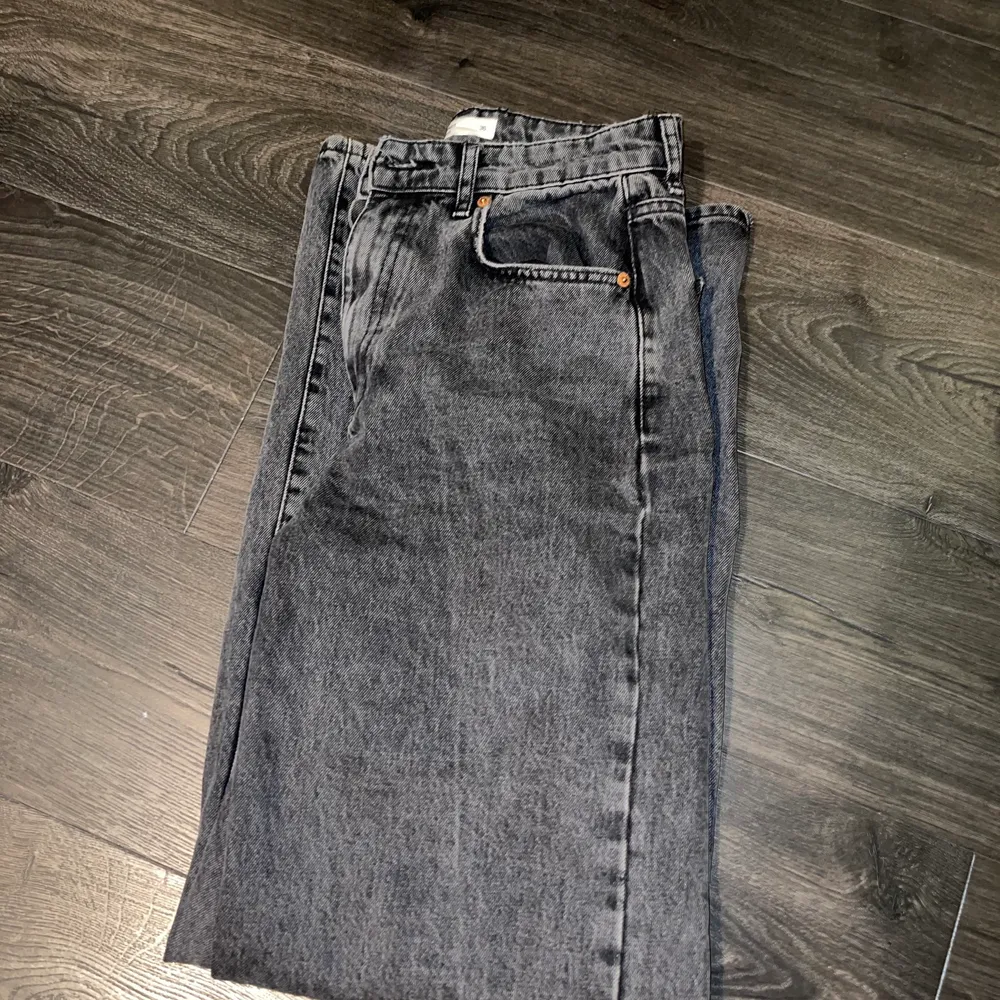 Säljer ett par gråa Idun jeans från Gina tricot i storlek 36. De är i väldigt bra skick! Passar bra om du är 160-170 cm lång! Köpt för 599 såljs för 200!. Jeans & Byxor.
