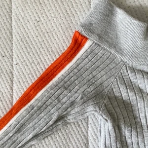 Off shoulder  - Stretchig tröja i storlek S. 100kr + frakt om vi inte möts upp i Eskilstuna :)