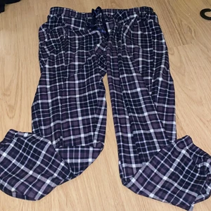 Rutiga pyjamasbyxor  - Vet inte vart dom kommer ifrån. Men säljer dom pga att dom är för stora. 