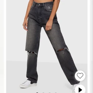 Jeans från Nelly, strl 42 - Loose fit cut denim jeans i storlek 42. Använd 2 ggr, säljes pga ej passar längre. :) original pris 599kr. Kan såklart sänka pris vid snabb affär