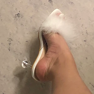 Klackskor - Säljer fina och bekväma klackskor, har använts 1 gång vet faktiskt inte hur många cm men typ 6.5cm till 7,5cm kanske 🤔 🥰