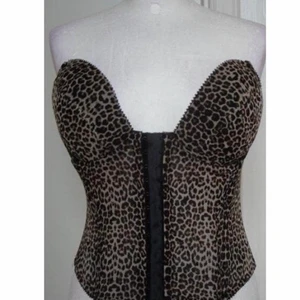 leopard korsett stl M - STORLEK: 80C, över byst 45cm, längd från armen 25cm. klassas som storlek M. köptes sent 90-tal/tidigt 2000-tal. möts upp (stockholm) eller fraktar👾🖤
