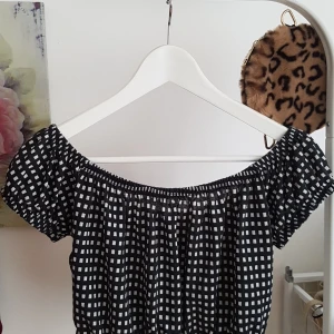 Off shoulders topp från Gina Tricot - Jätte fin off shoulders topp från Gina Tricot Storlek S 