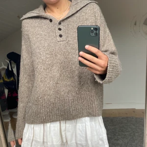 Stickad tröja från Zara - Säljer denna jättefina stickade tröjan från Zara, perfekt nu till hösten🍁. Storlek S